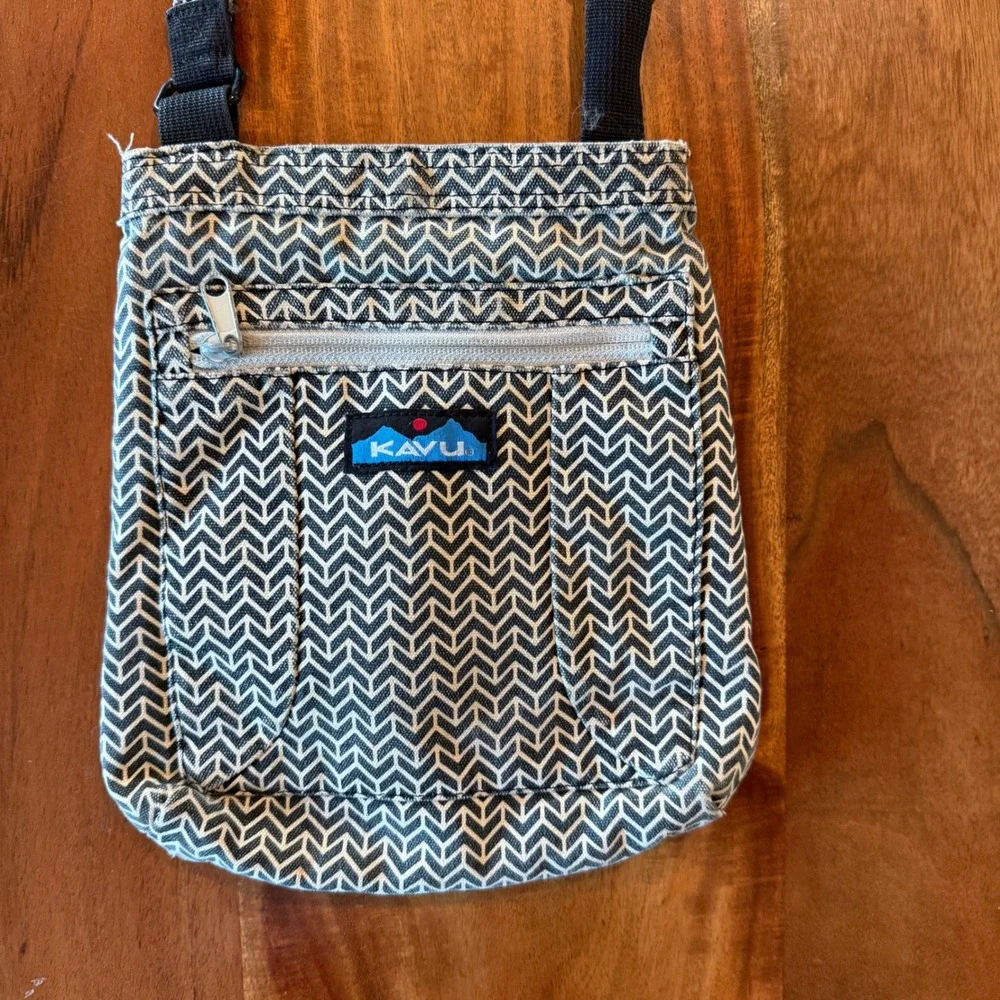 Kavu Women's Black/Tan Geometric Design‎ Crossbody Bag.